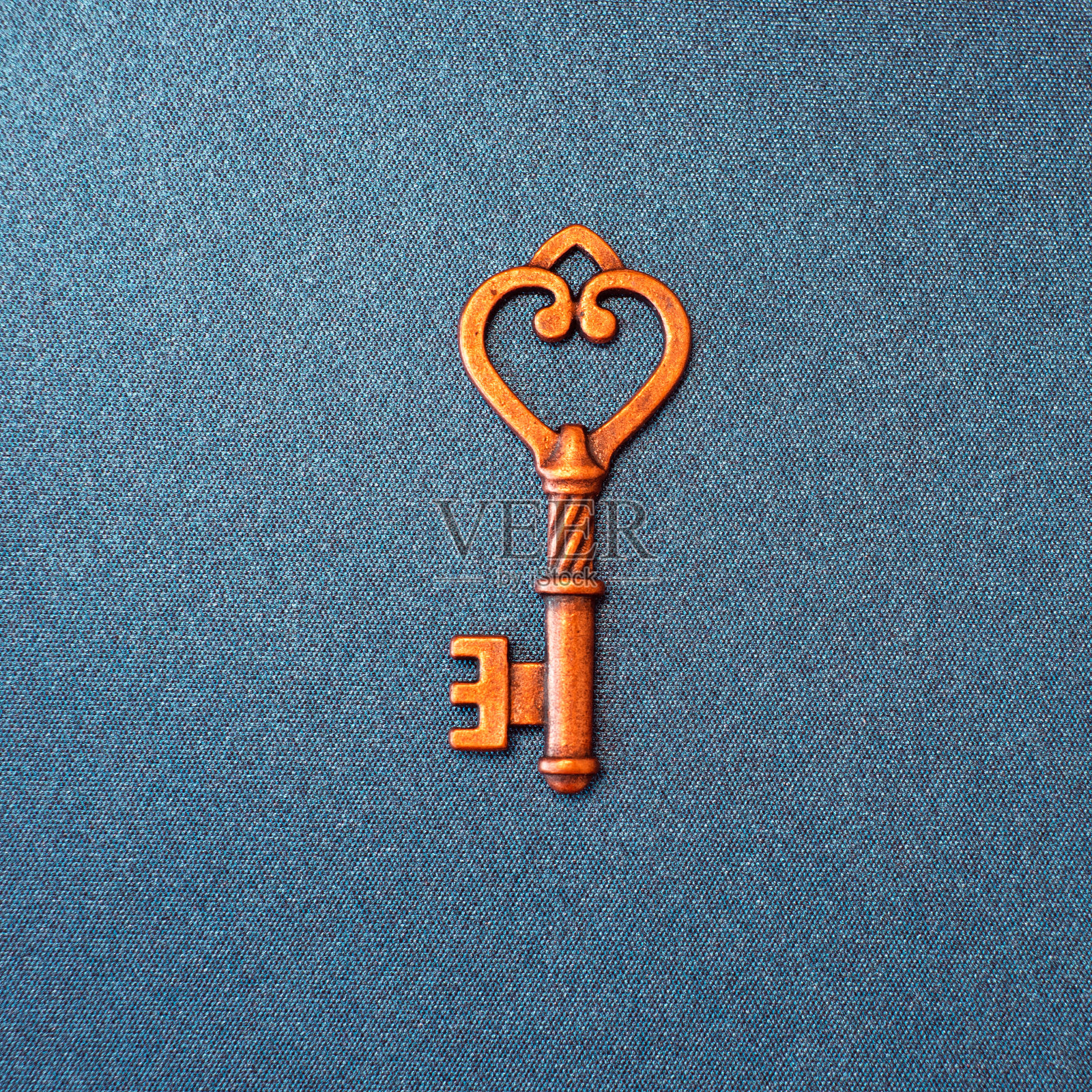 金钥匙。唯一正确的关键,解决问题的正确方法,概念。照片摄影图片