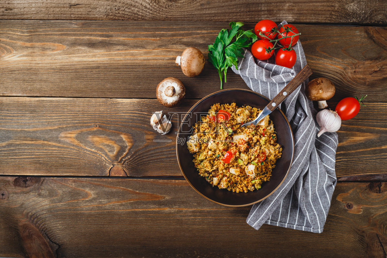 土耳其小米饭配西红柿、香菇和鳄梨照片摄影图片