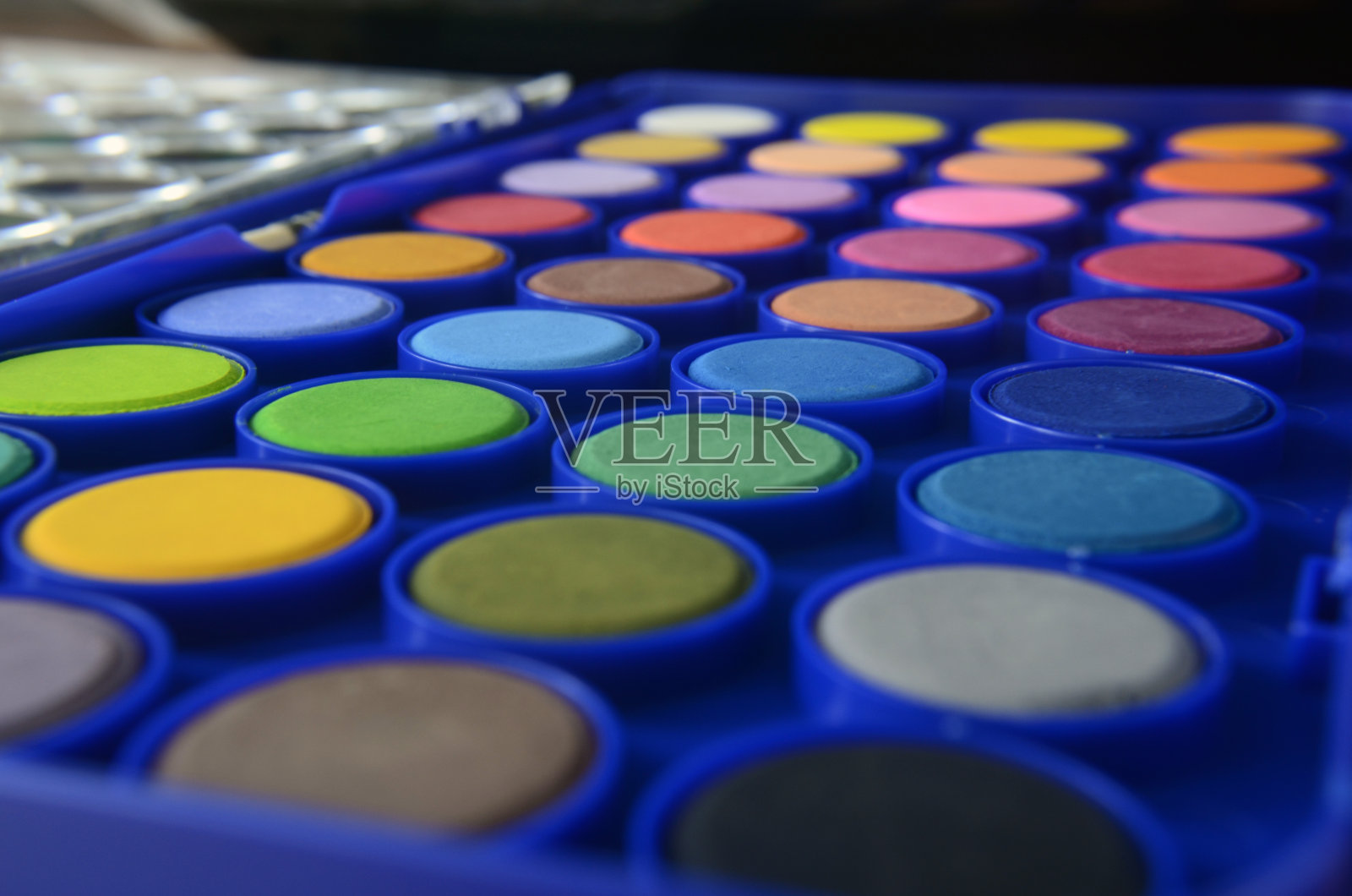 水彩设置与油漆刷特写照片摄影图片