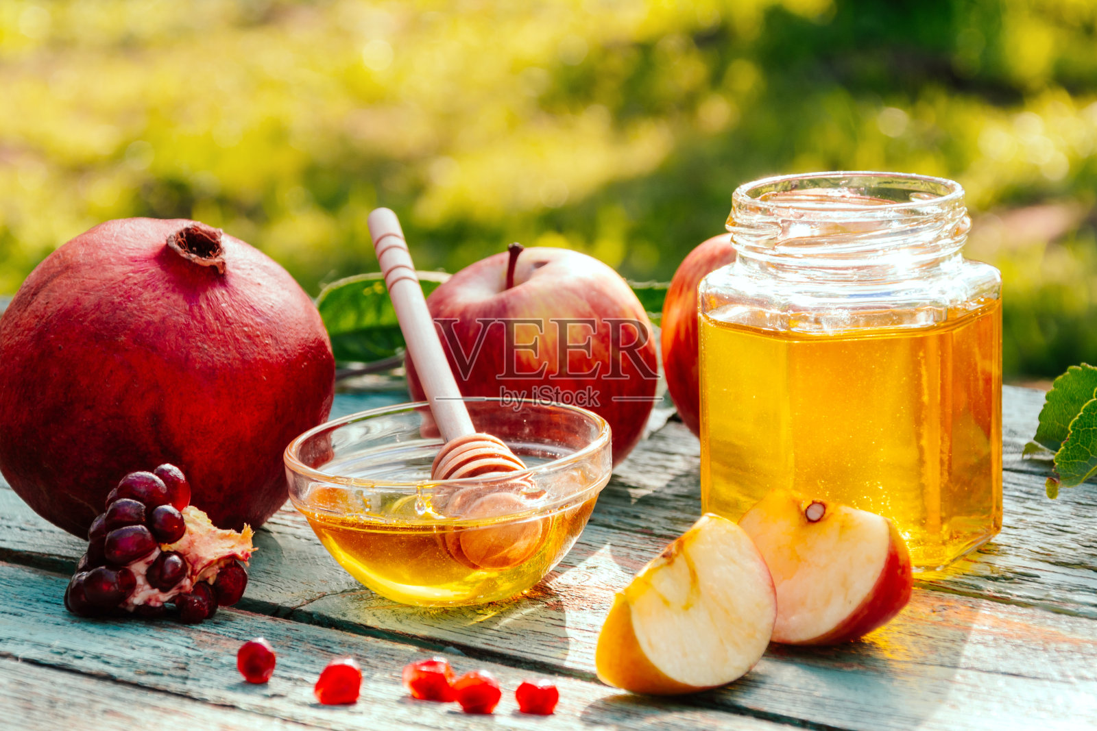 苹果、蜂蜜和石榴,是犹太新年的传统食物——犹太新年。照片摄影图片