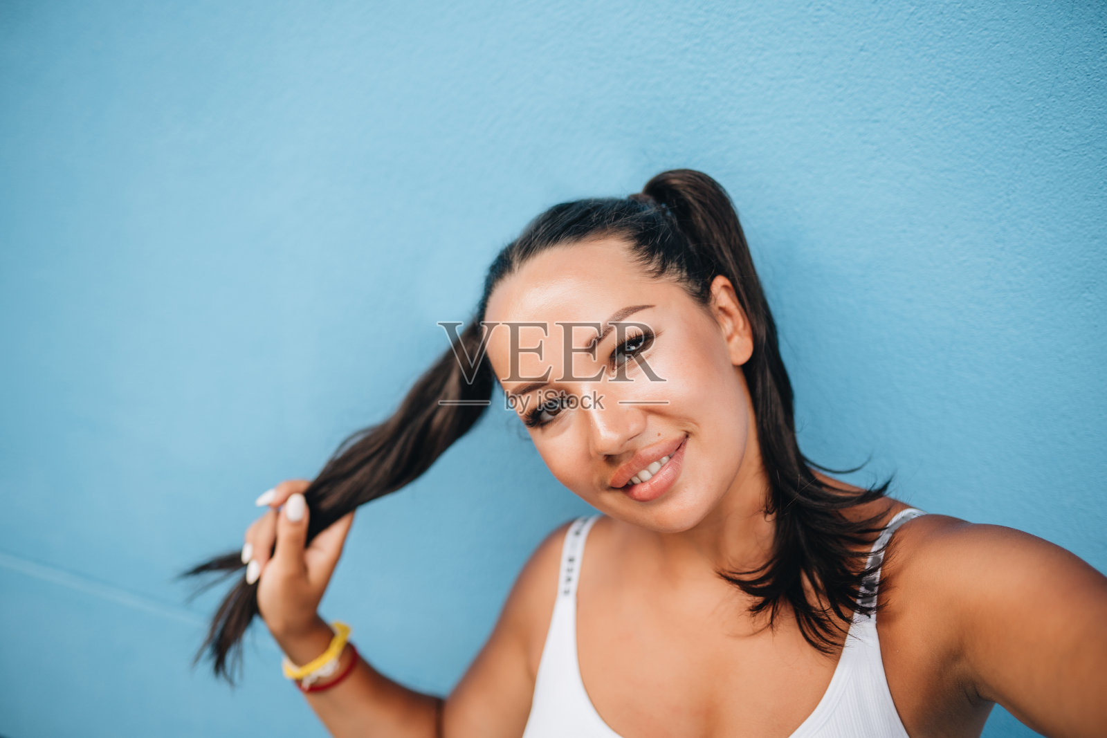 蓝色墙上的模特肖像照片摄影图片