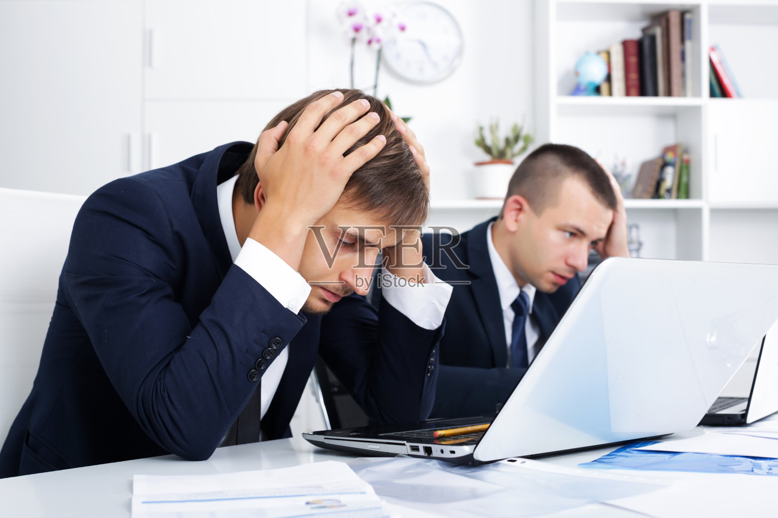 商务男助理犯的错误照片摄影图片