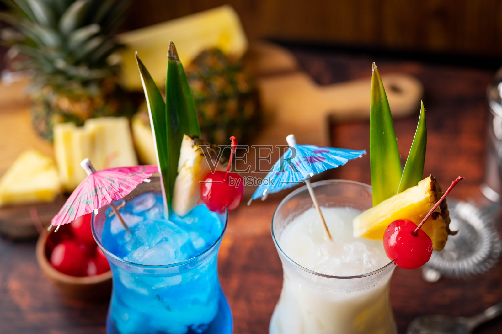 夏日鸡尾酒,菠萝朗姆酒和蓝色夏威夷照片摄影图片