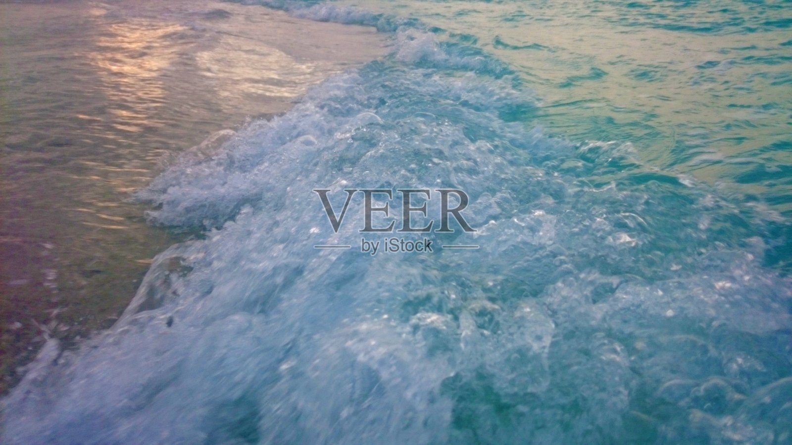 海岛海岸的波浪照片摄影图片