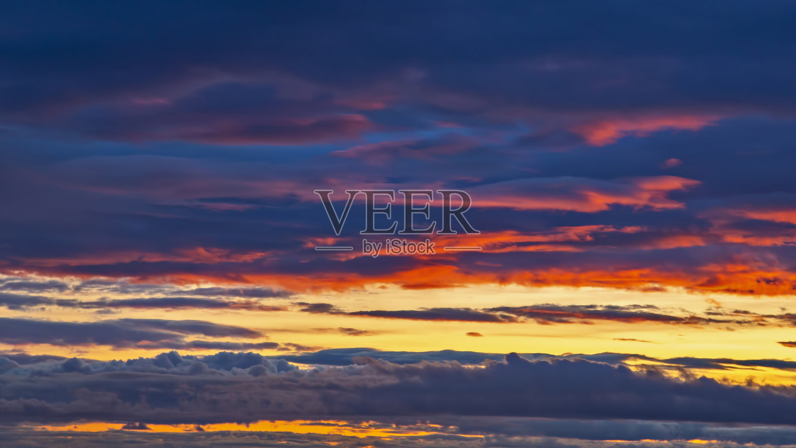 冰岛郁郁葱葱的云中不切实际的彩色日落照片摄影图片