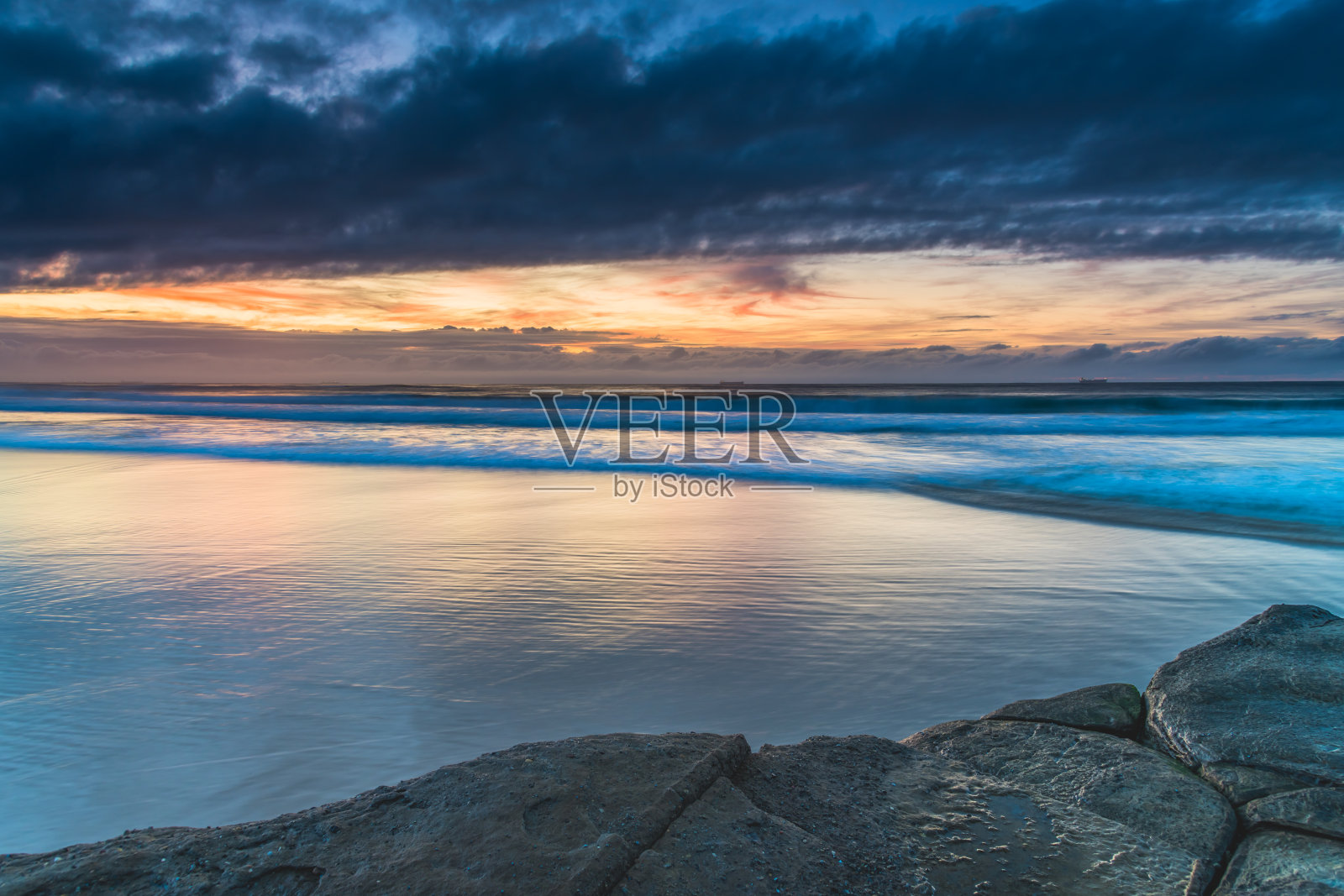 日出的海景,云和船在地平线上照片摄影图片