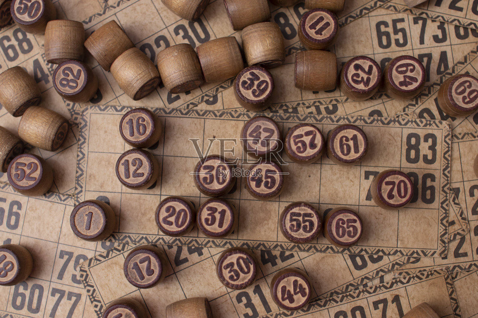 老木制乐透桶与扑克牌。表宾果游戏照片摄影图片