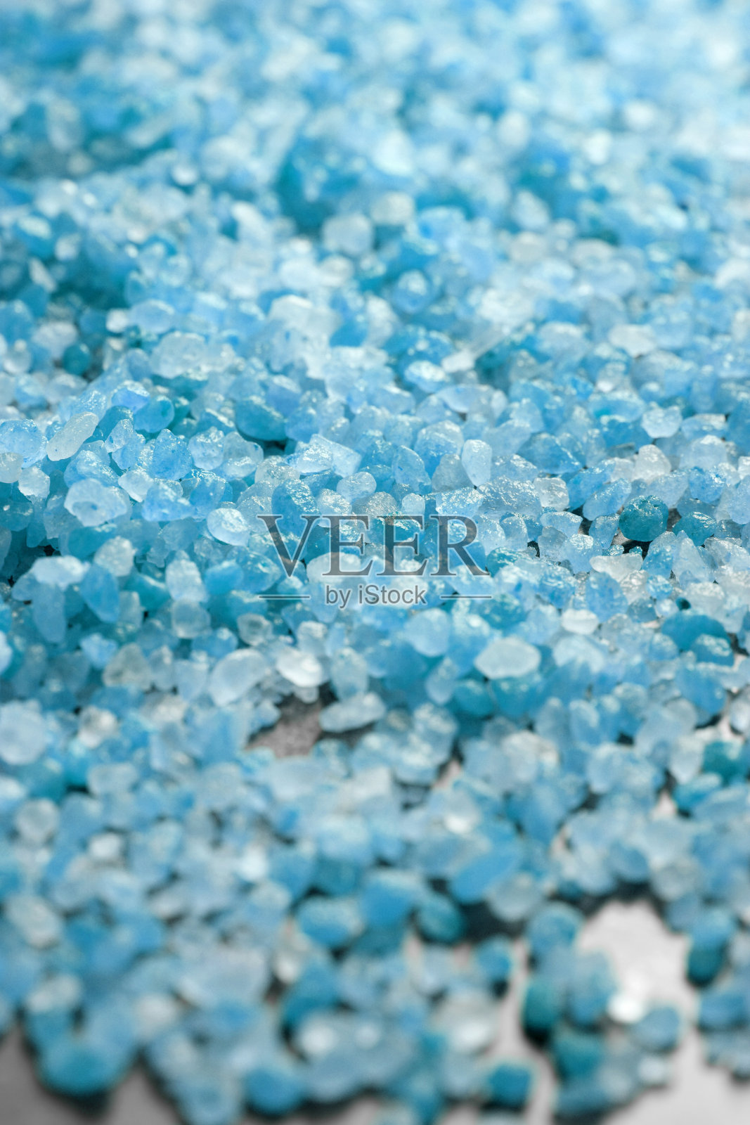 阁楼厨房里的一堆喜马拉雅蓝盐照片摄影图片