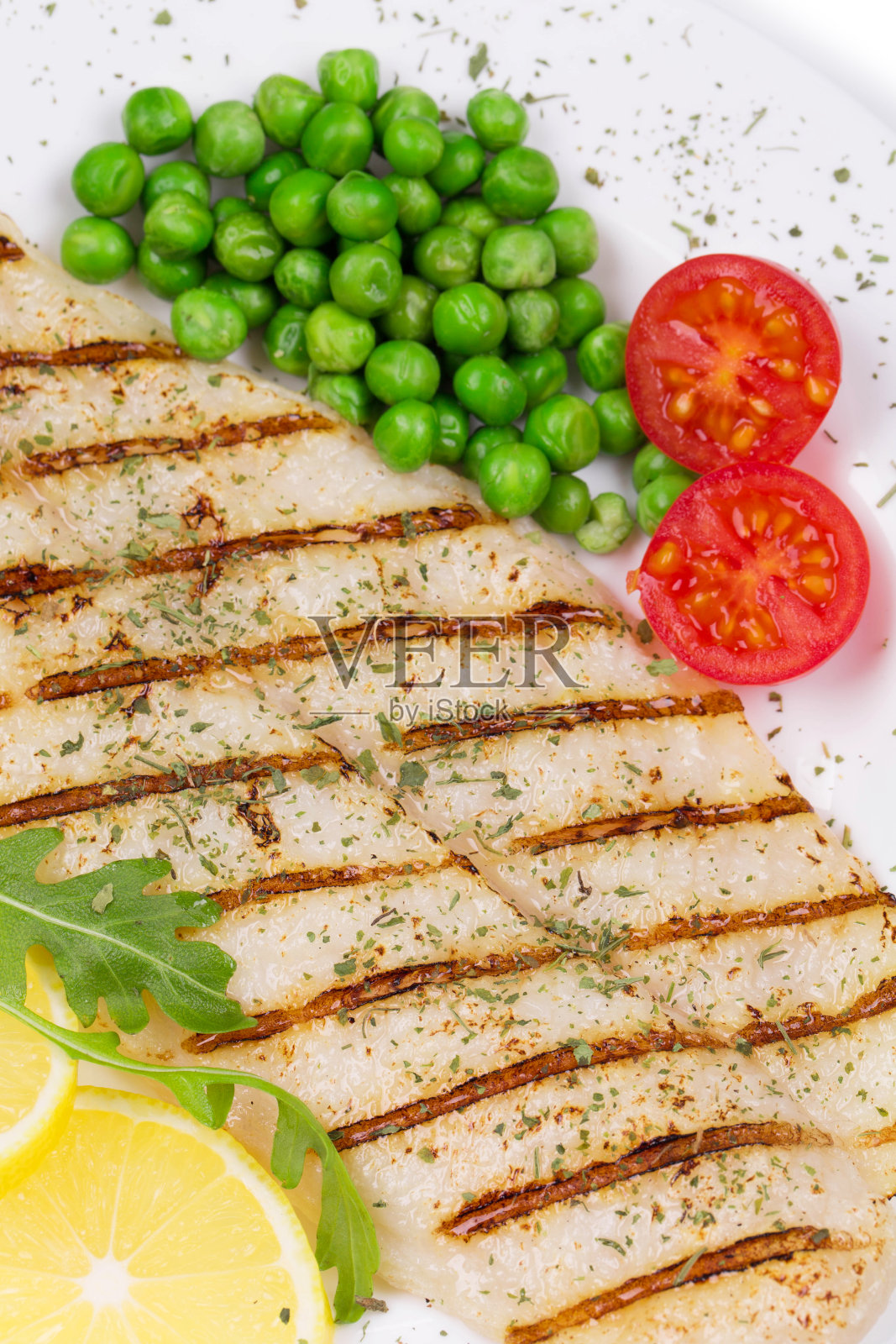 烤鱼片配蔬菜。照片摄影图片