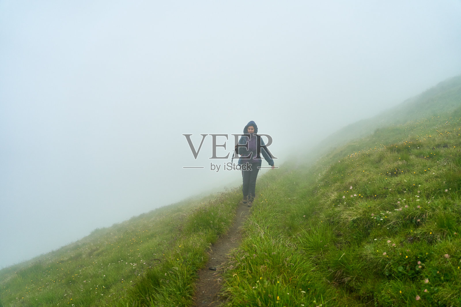 在山间小径上徒步旅行的女人照片摄影图片