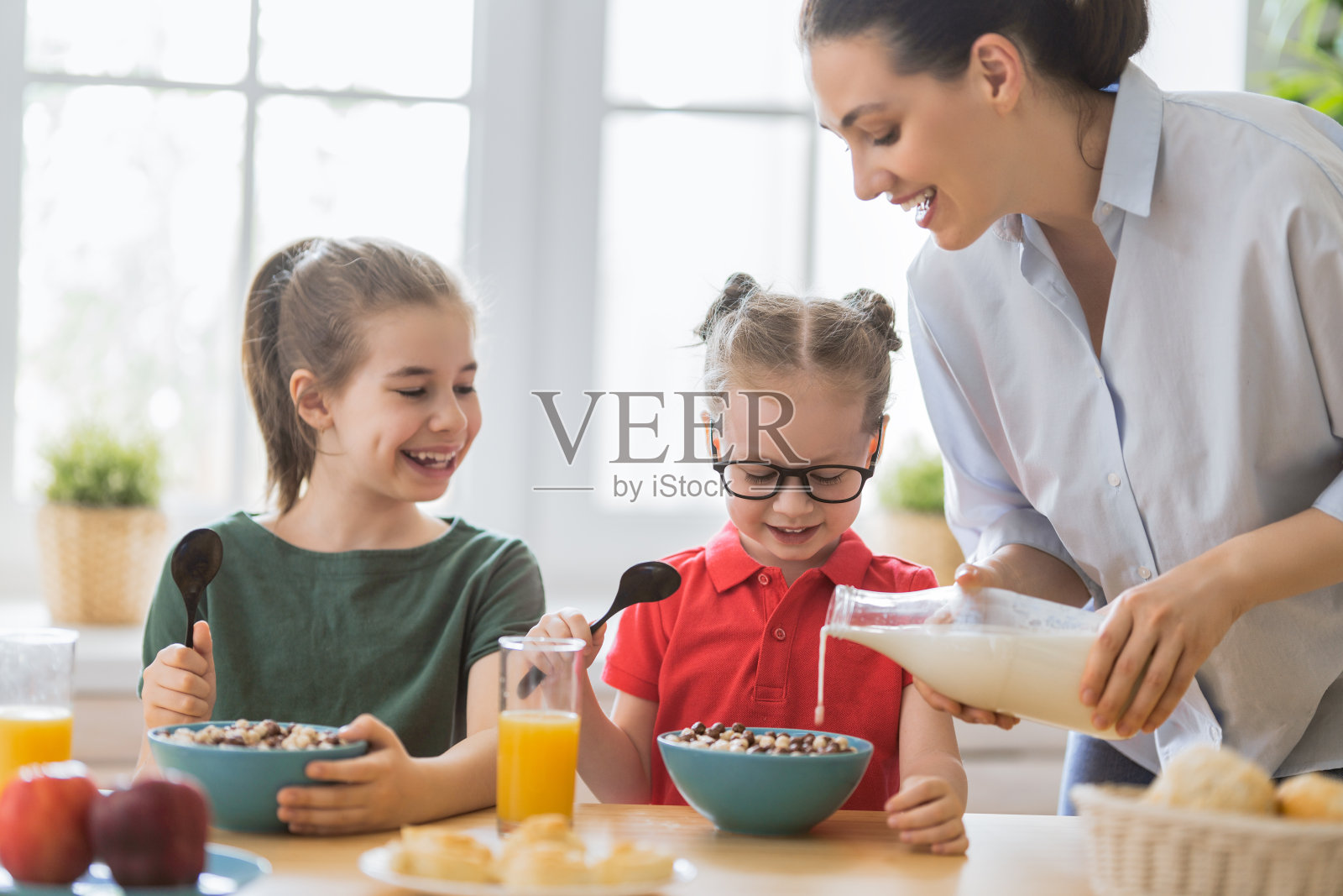 在家吃健康食品。照片摄影图片