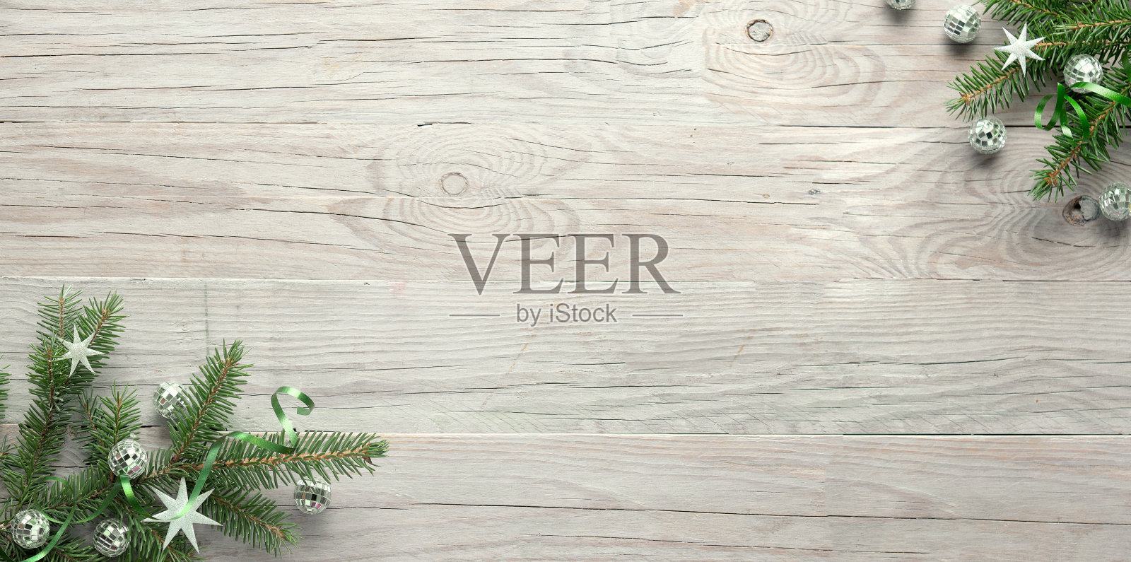 圣诞背景,平铺,墙角用杉木装饰和木板装饰。全景构图,copy-space。照片摄影图片