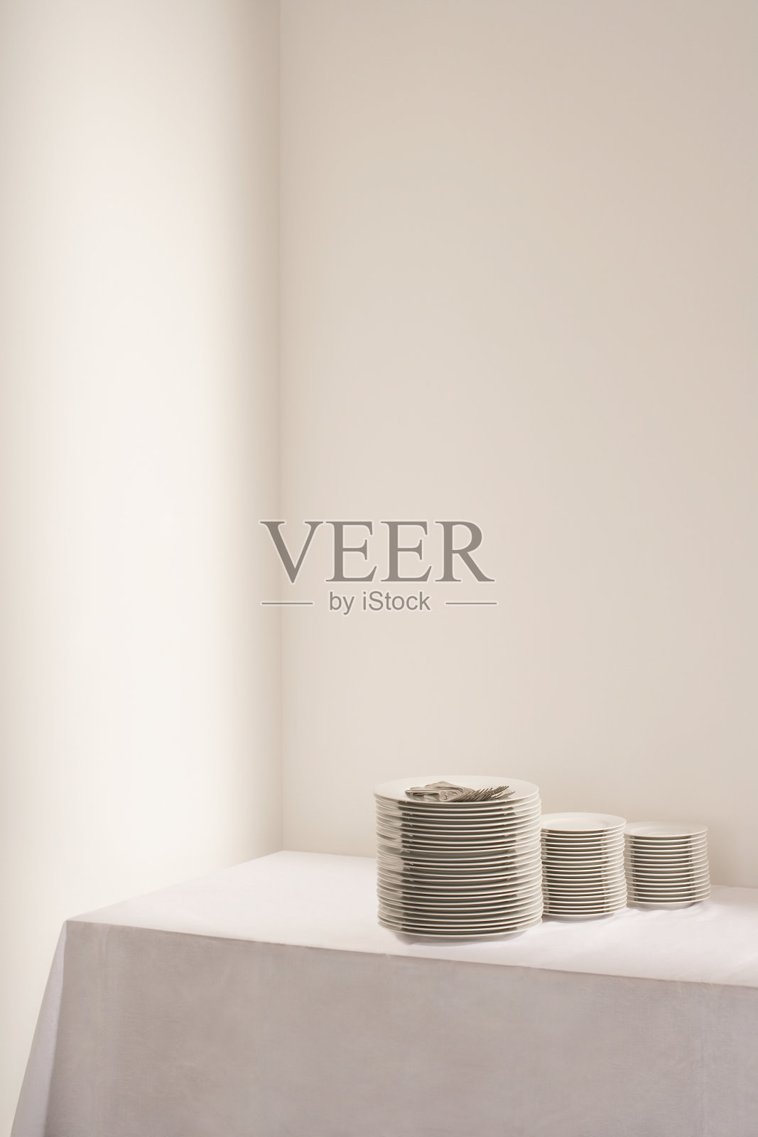 桌子上有三堆盘子和餐具照片摄影图片