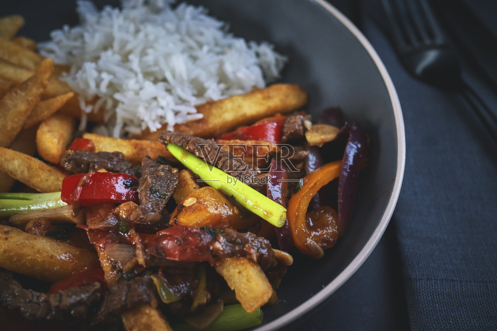 咸辣酱炒牛肉和炸土豆照片摄影图片