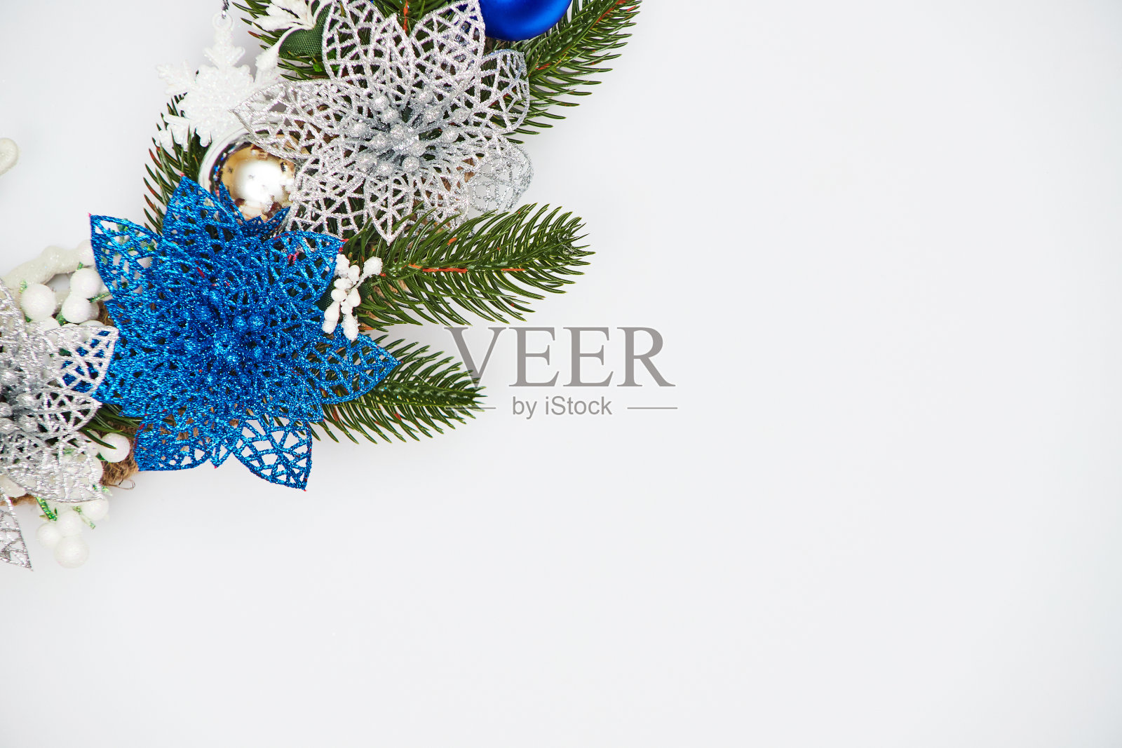 白色背景上的圣诞花环,平房,拷贝空间照片摄影图片