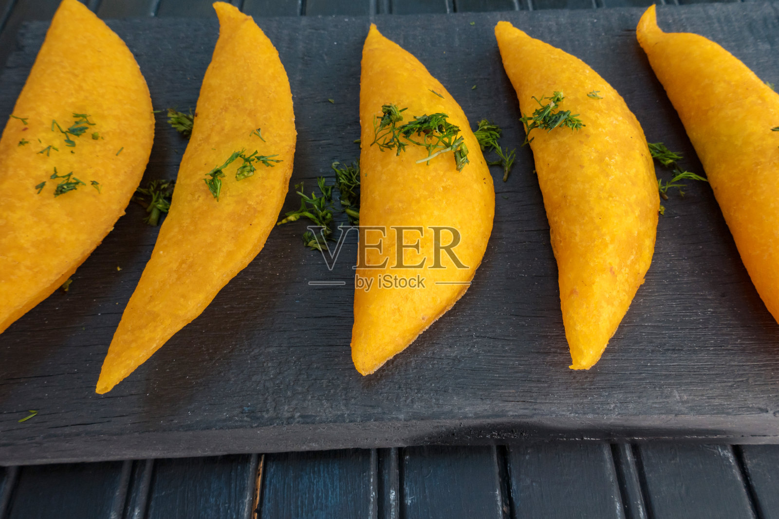 木桌上放着肉馅饼照片摄影图片