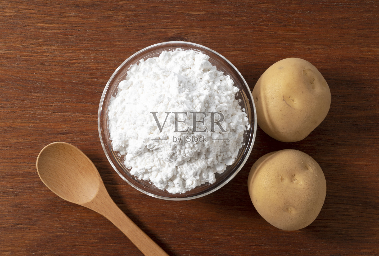 土豆,土豆,桌子上有个木勺照片摄影图片