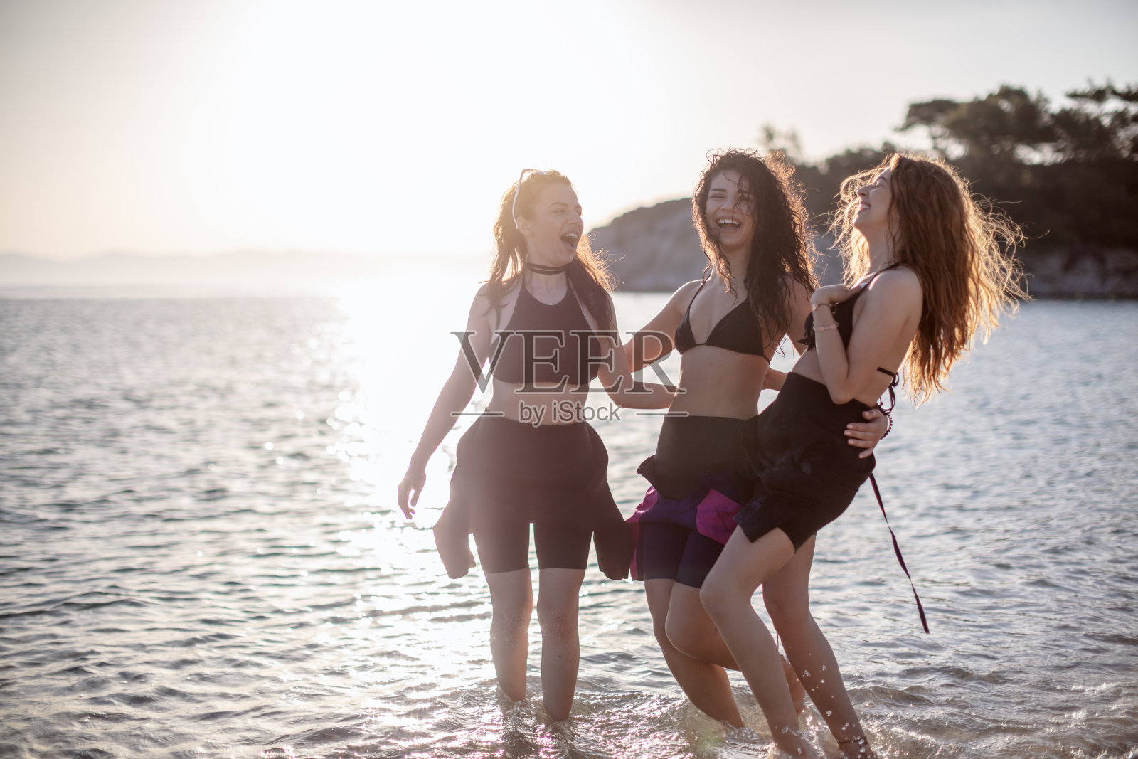 海滩上的冲浪者照片摄影图片