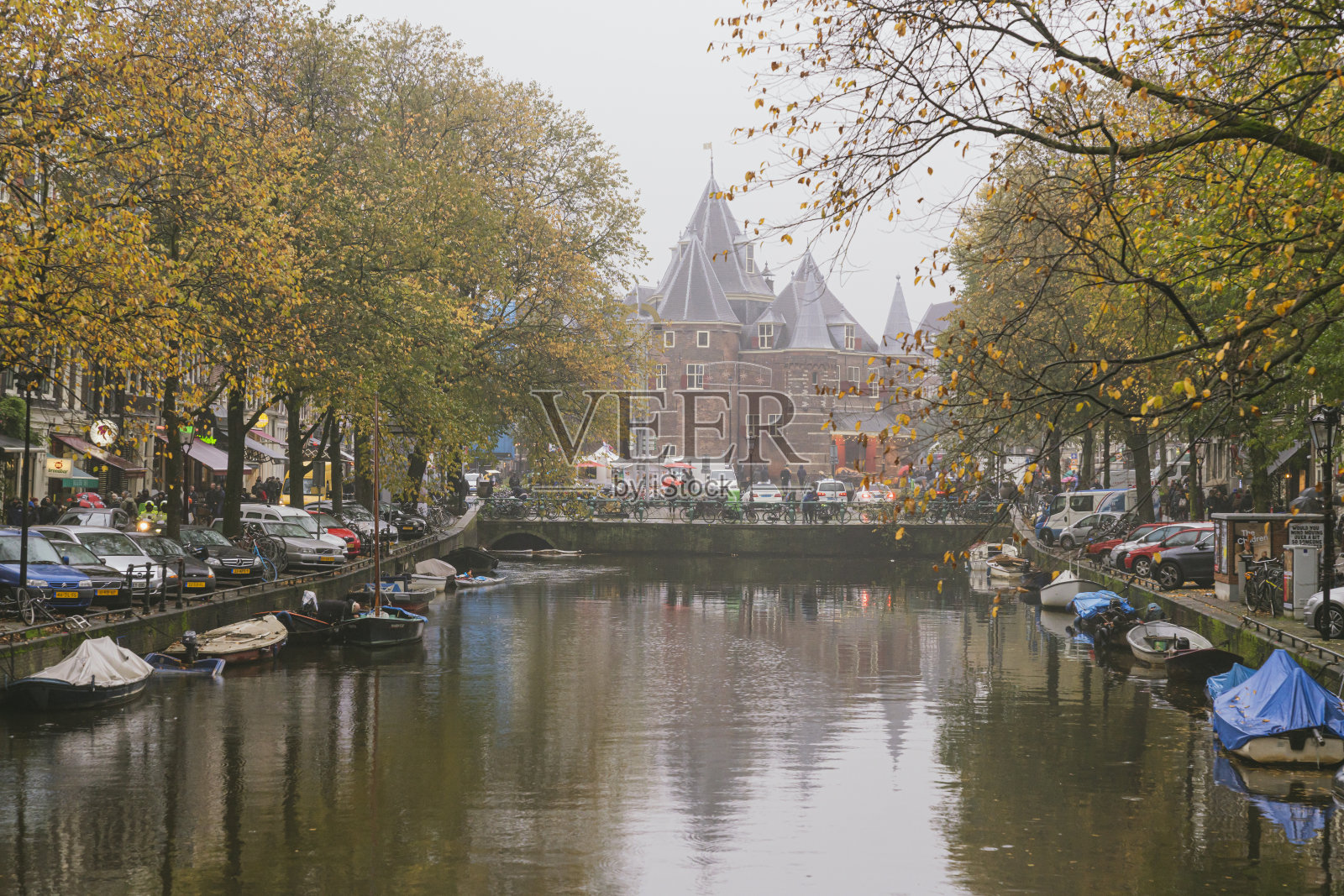 阿姆斯特丹的城市景观与运河和桥梁在荷兰照片摄影图片