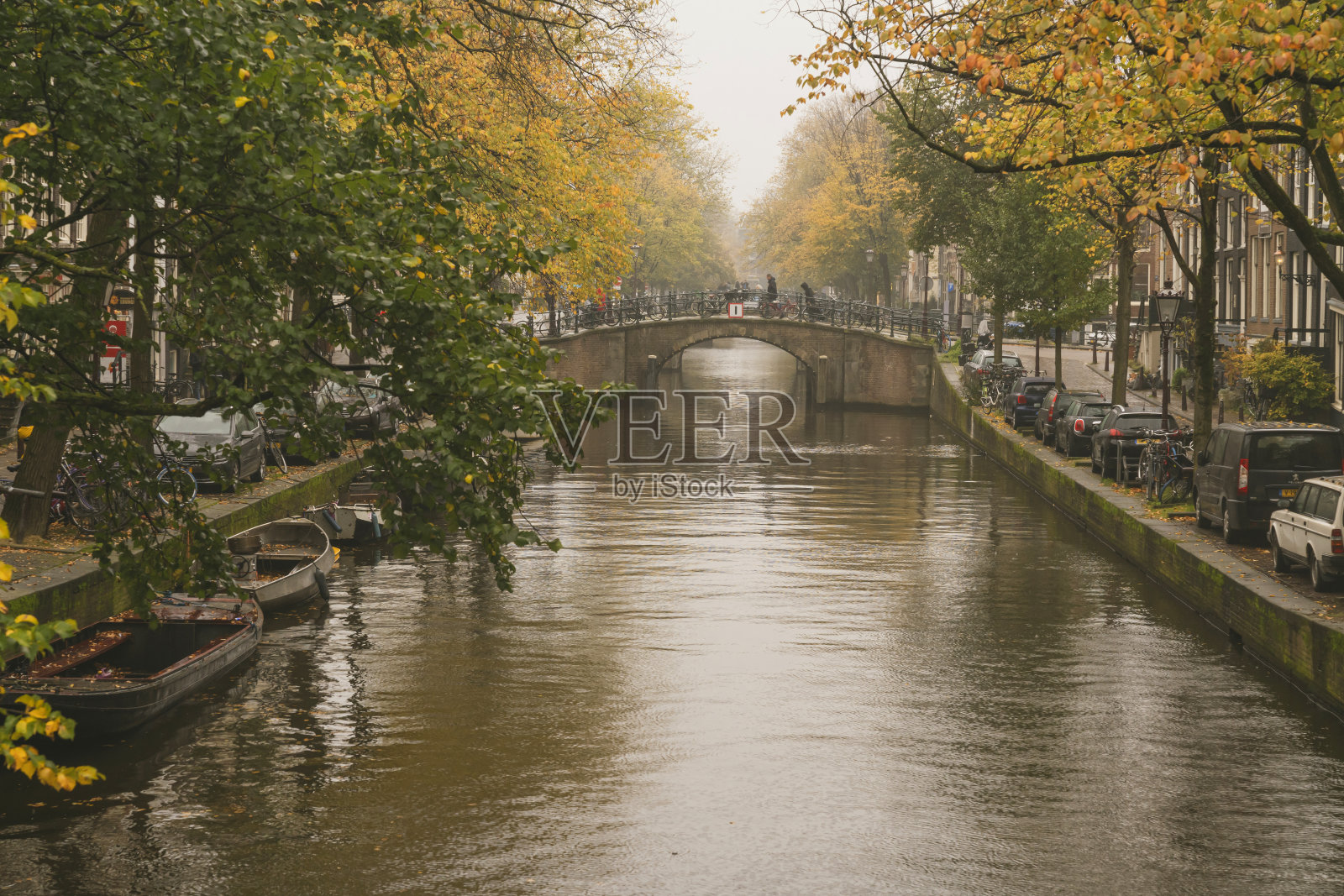 阿姆斯特丹的城市景观与运河和桥梁在荷兰照片摄影图片