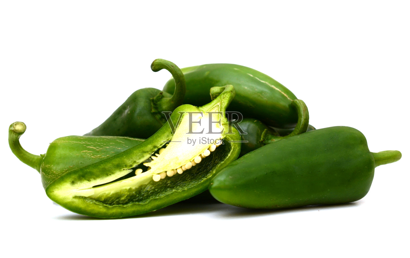 白色背景上的青椒照片摄影图片