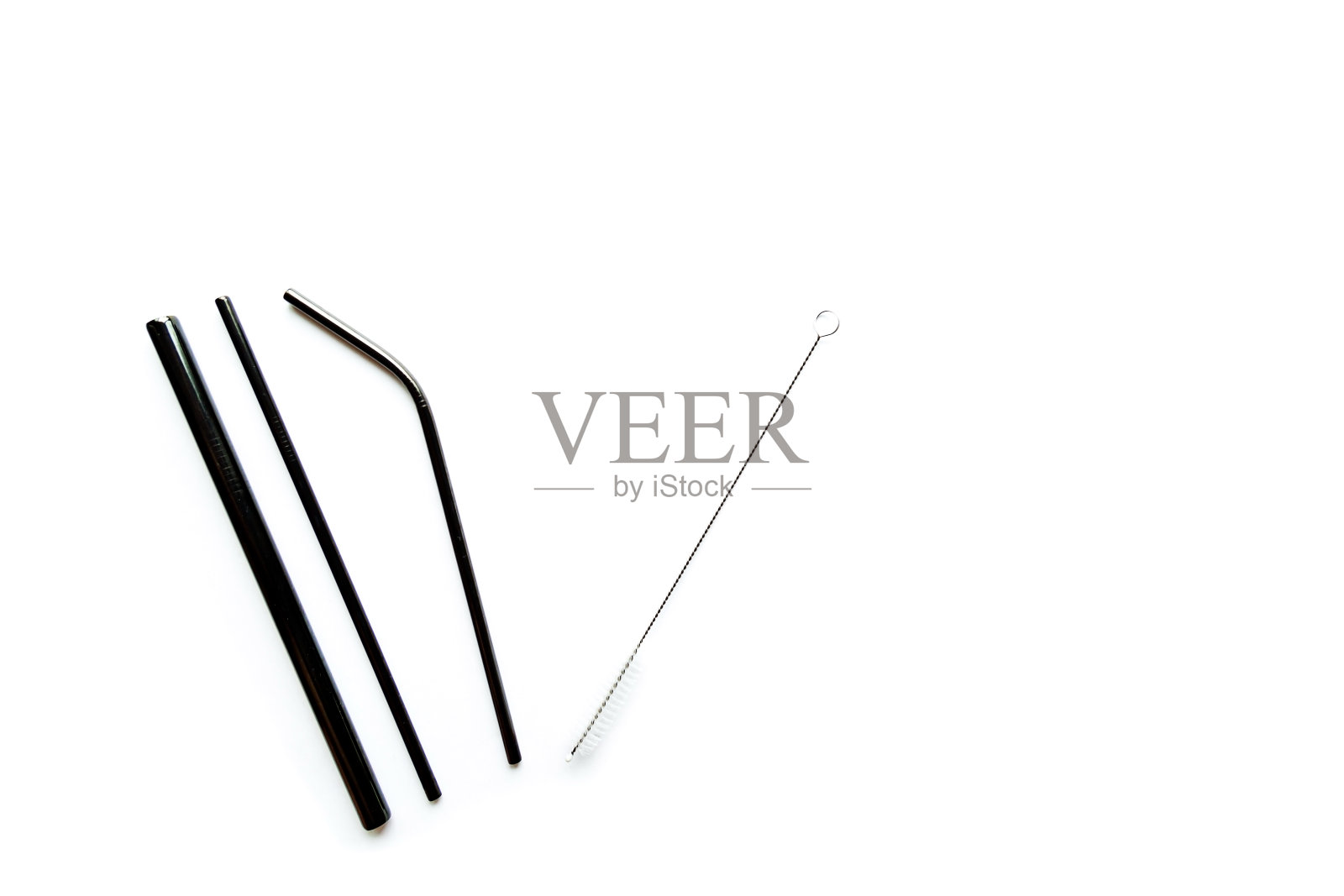 白色背景的黑色金属可重复使用的饮料吸管。照片摄影图片