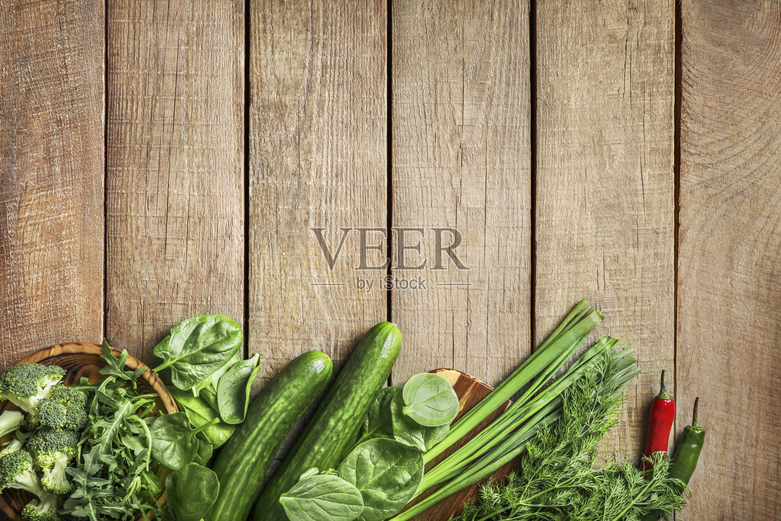 富含蛋白质的绿色蔬菜和香草照片摄影图片