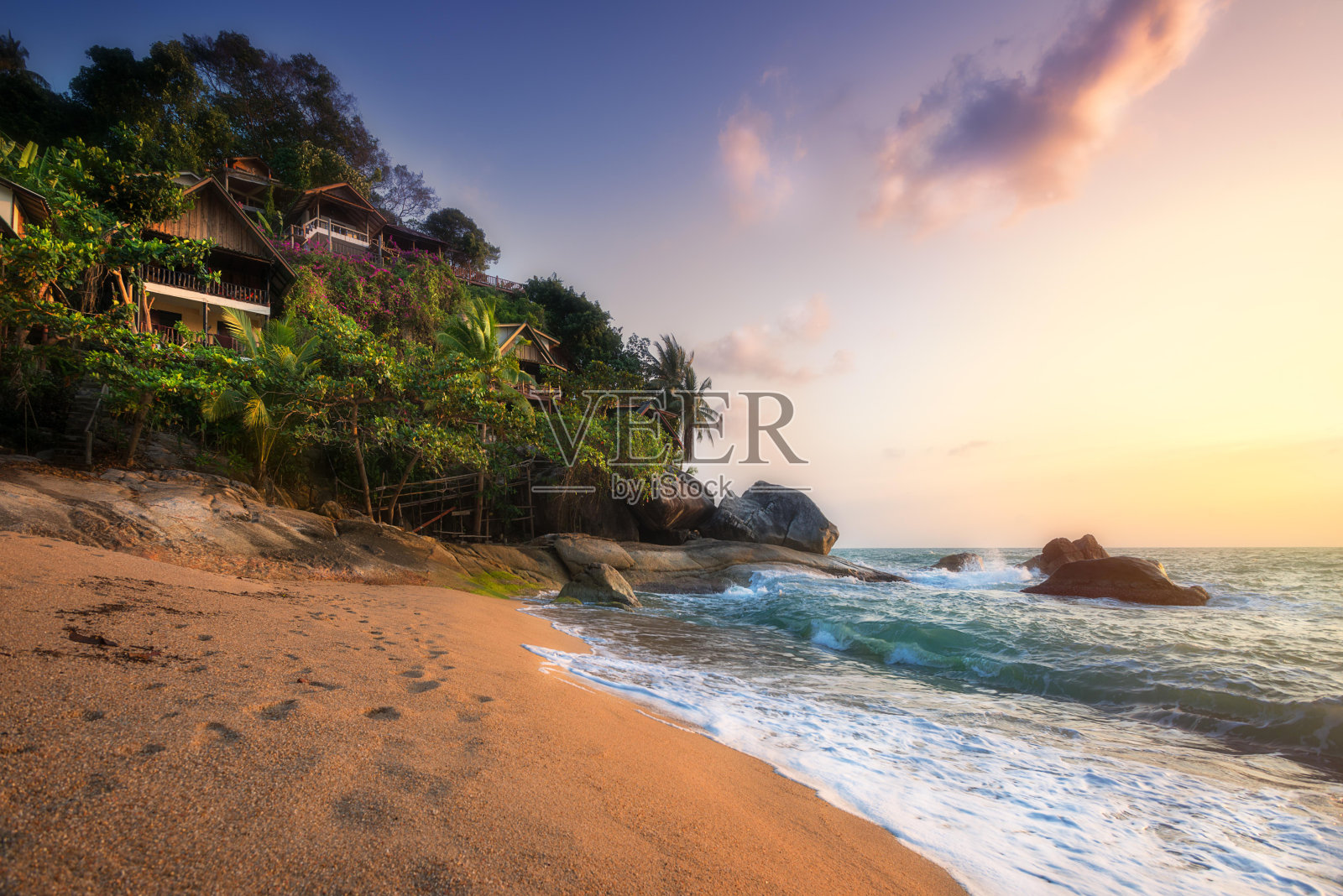 令人难以置信的美丽和天堂Haad Than Sadet海滩,湛蓝的大海和金色的沙滩,在泰国的Ko pah -ngan岛上,还有一个神话般的小山村照片摄影图片