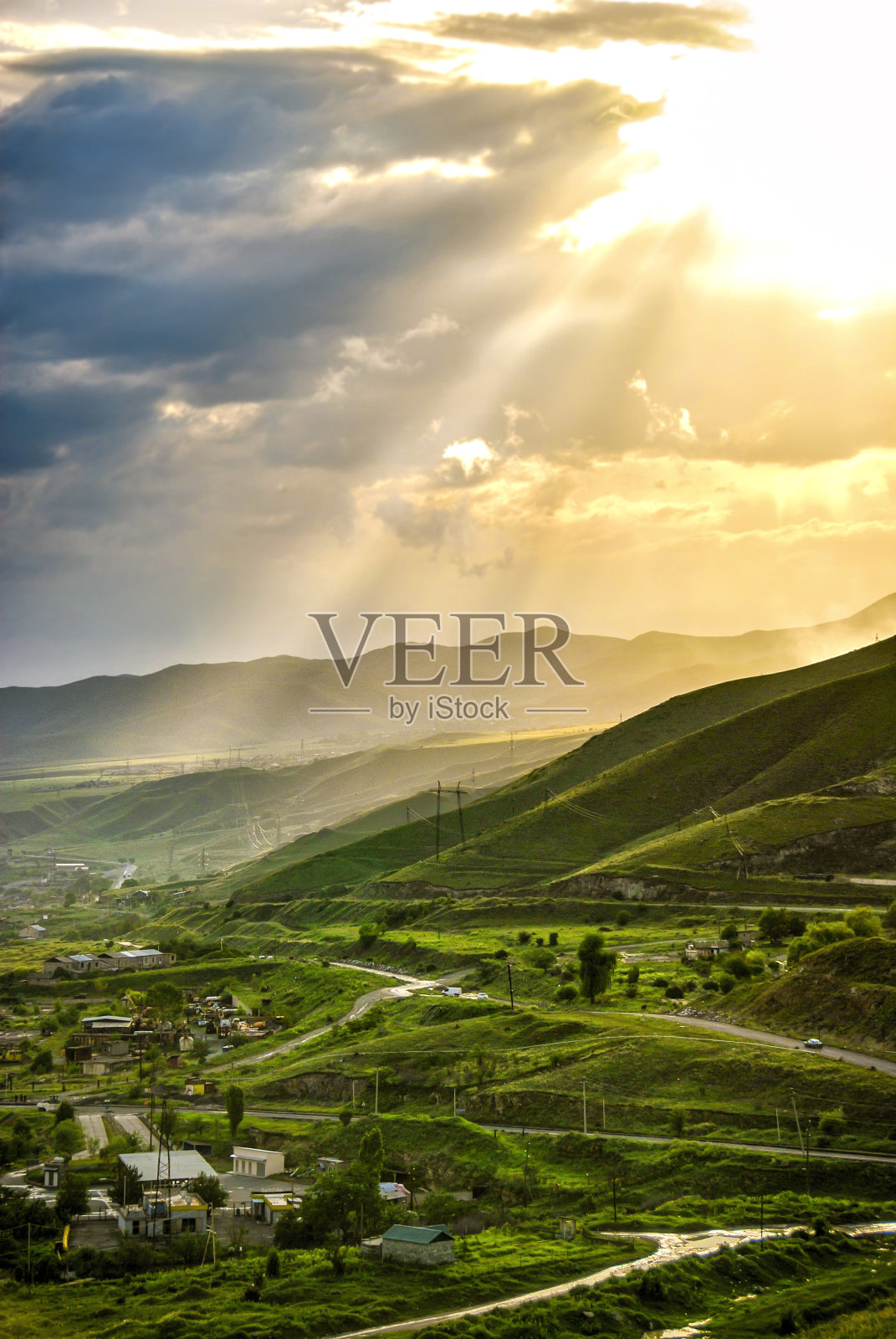 山上的夏日日落。亚美尼亚。照片摄影图片