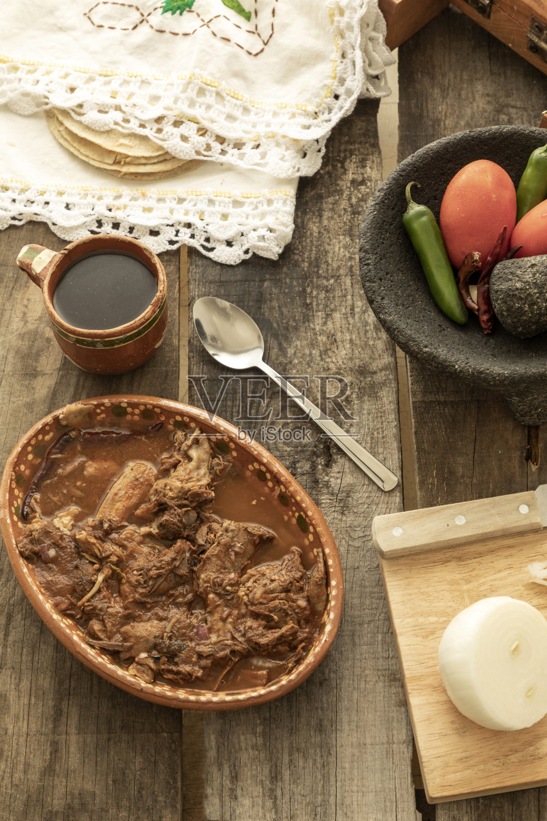 质朴的桌子上放着一盘玉米煎饼。传统的墨西哥食物照片摄影图片