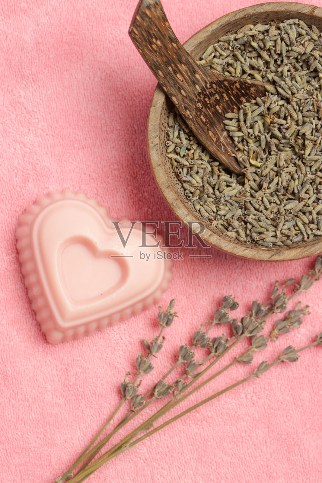 带有干薰衣草的粉色手工香皂照片摄影图片