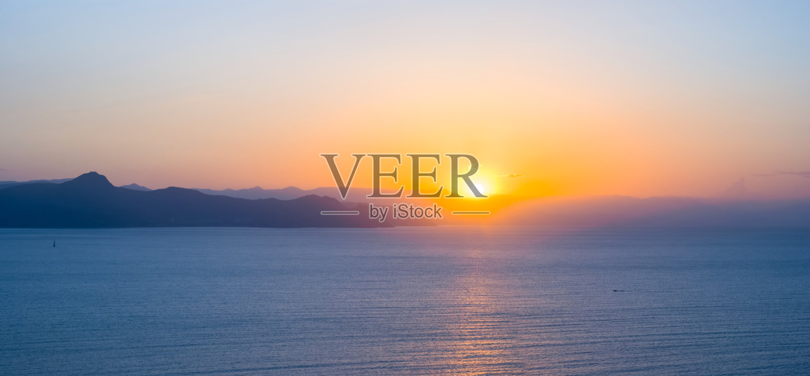 海湾与岩石海岸在日落,户外自然背景照片摄影图片