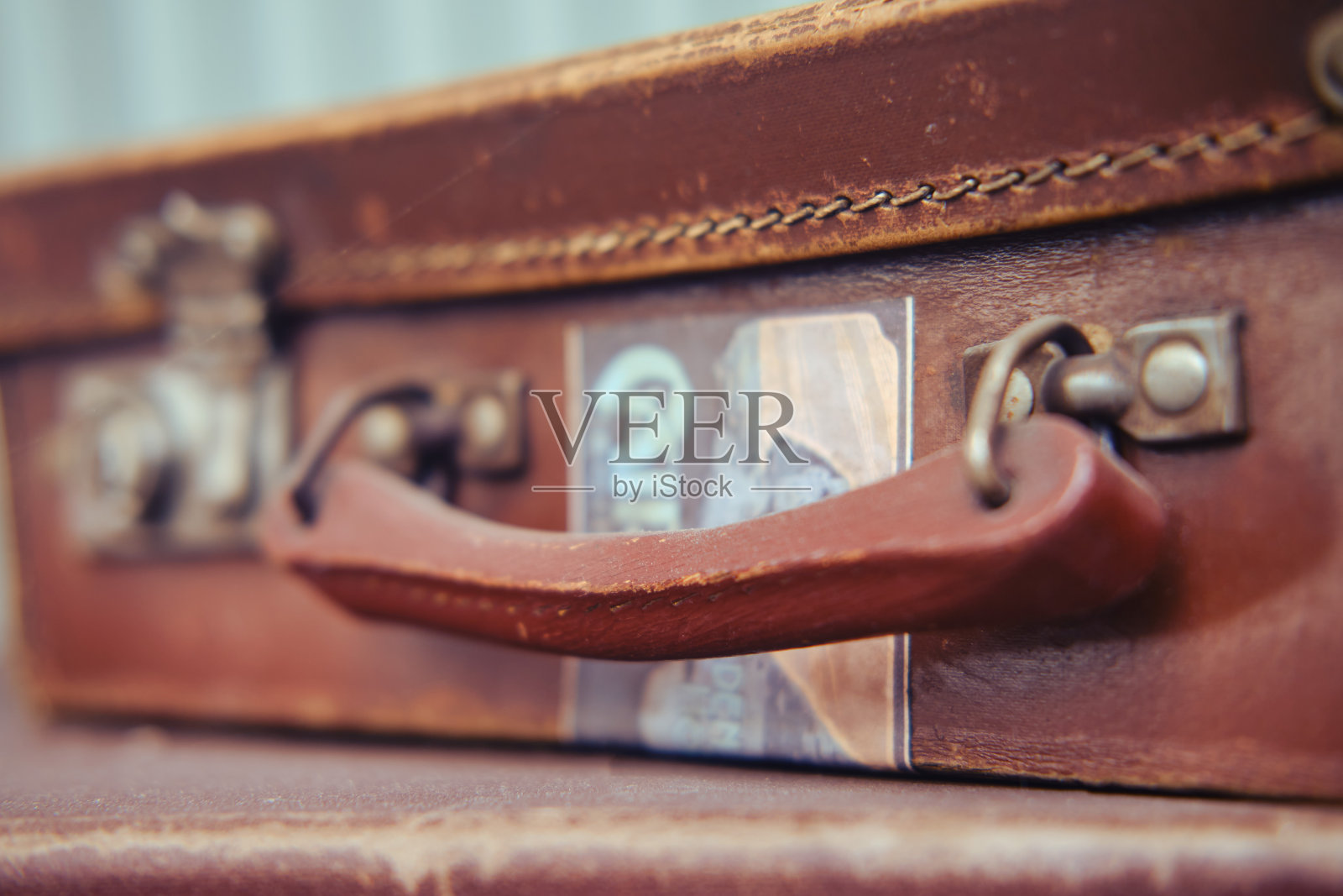 处理古董破旧的手提箱,特写照片摄影图片