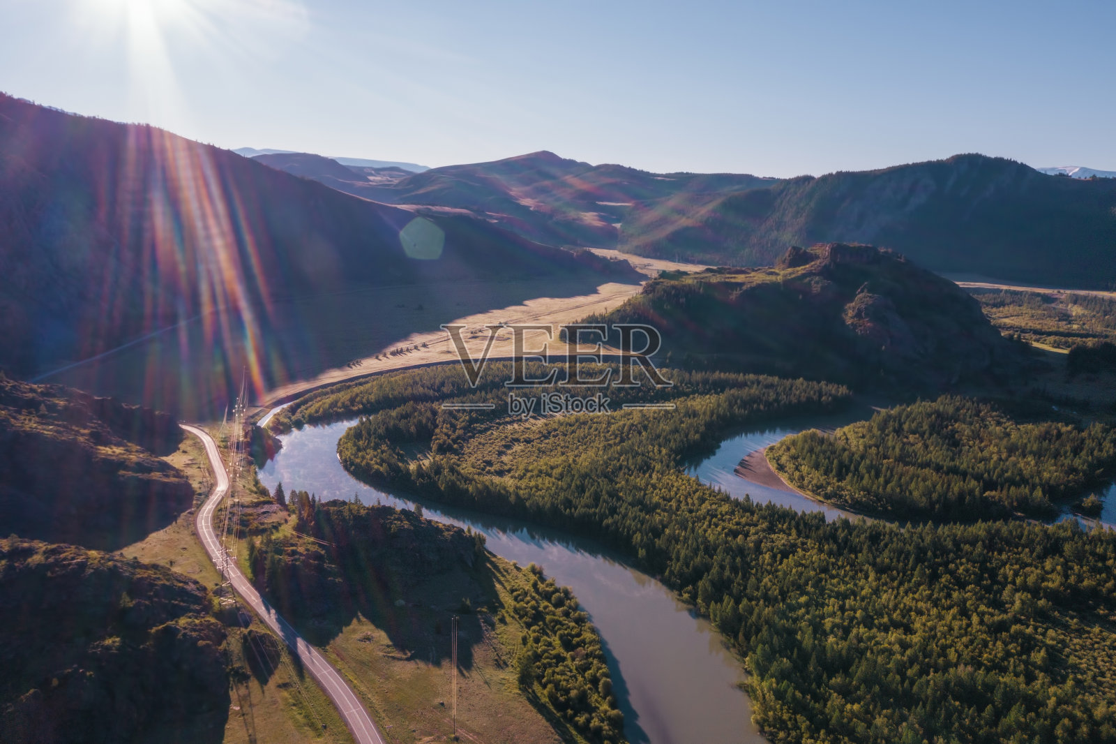 美丽的夏日山谷,雪峰和河流。无人机航拍图照片摄影图片