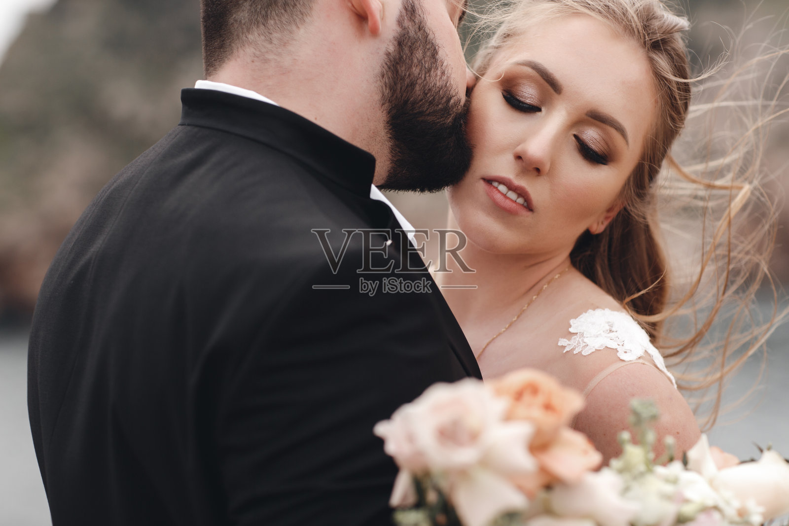 新郎和新娘一起在蓝色海洋的热带海岸共度时光。照片摄影图片