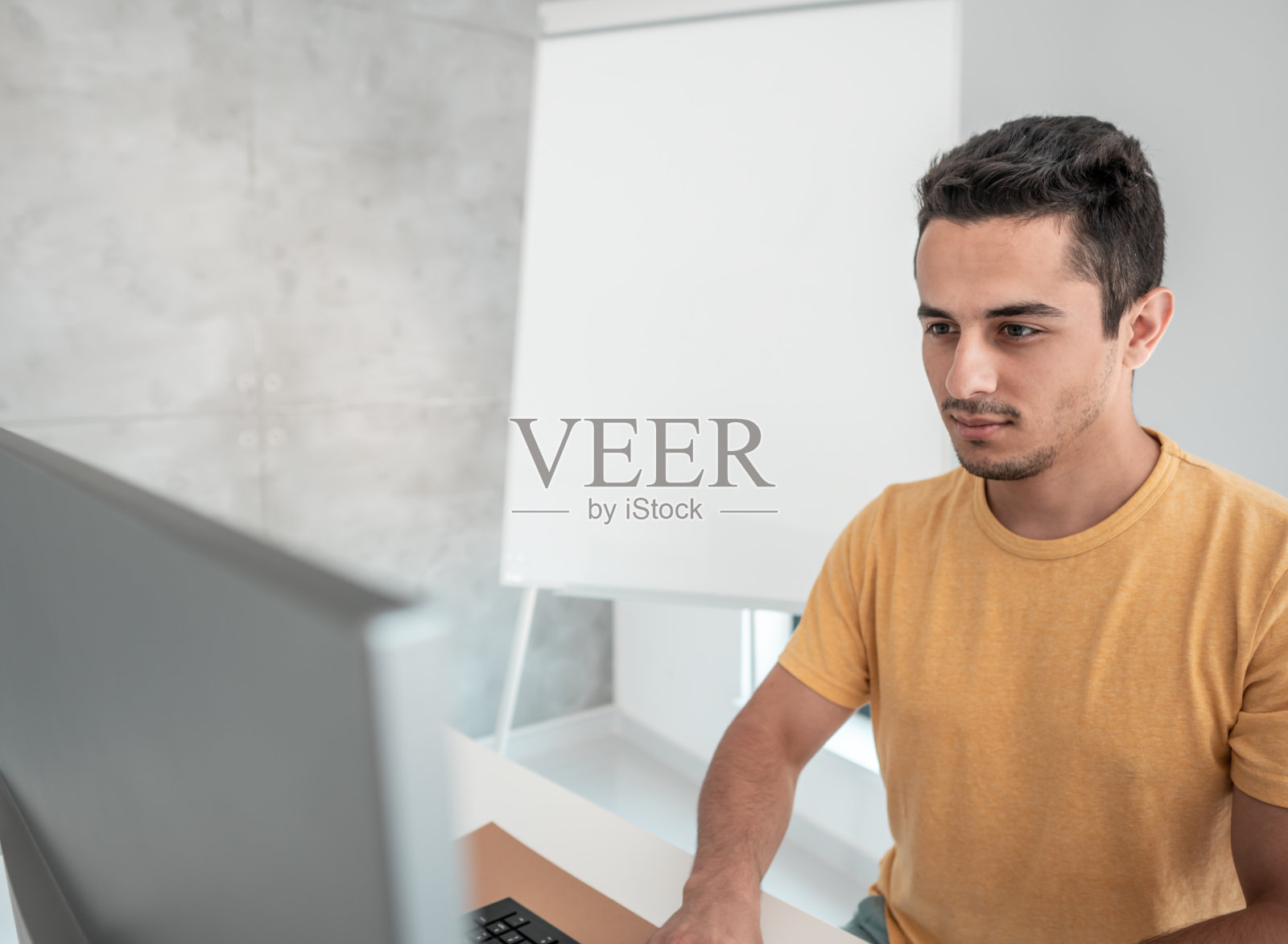 男人在办公室工作。照片摄影图片