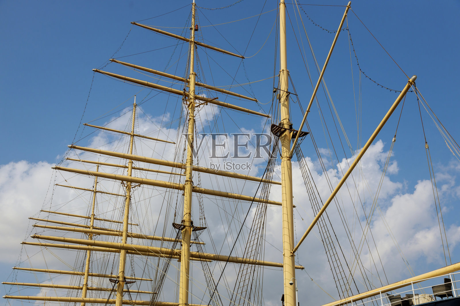 这是该港口最大的双桅船的主桅的底部视图照片摄影图片