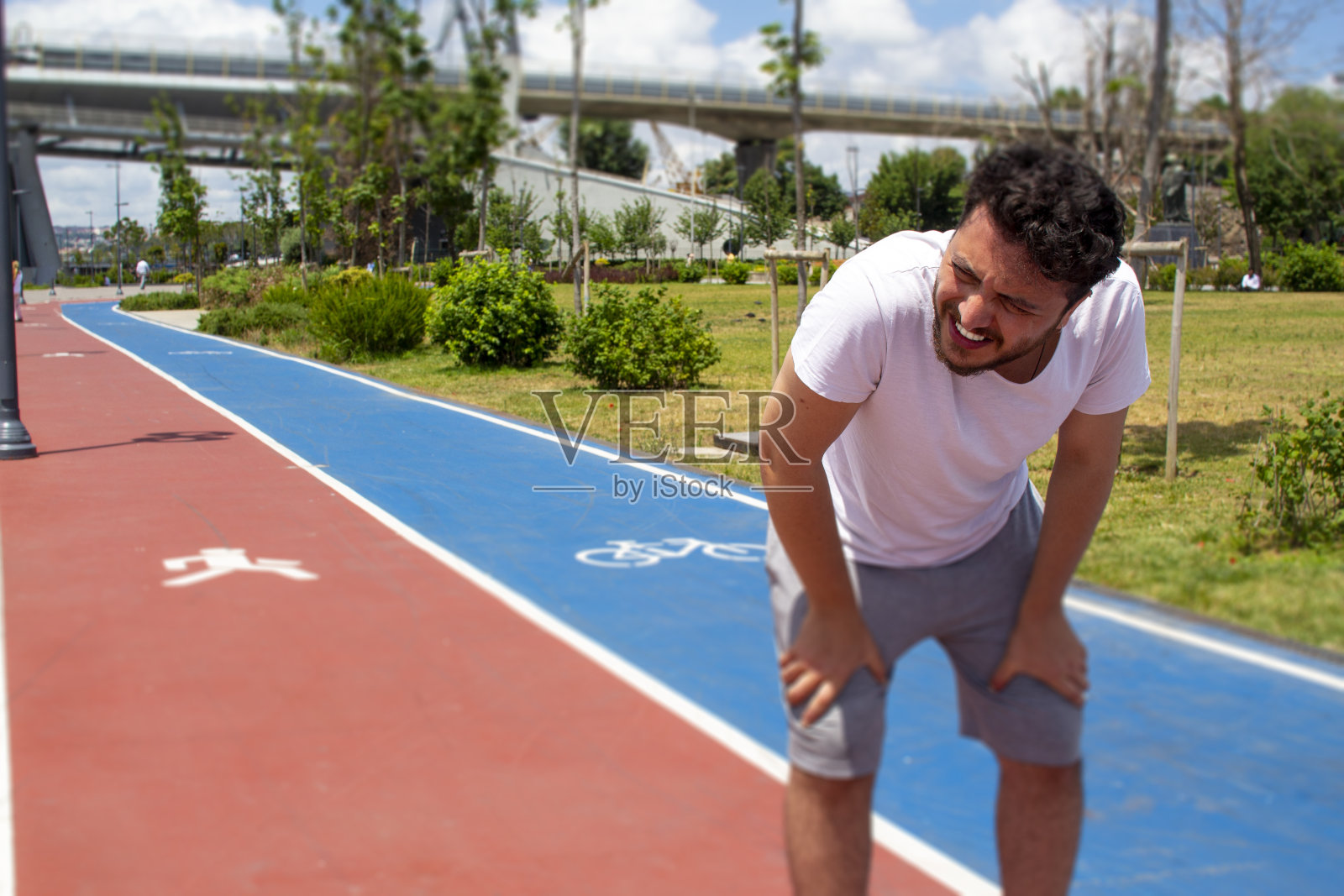 运动后疲惫的年轻人照片摄影图片