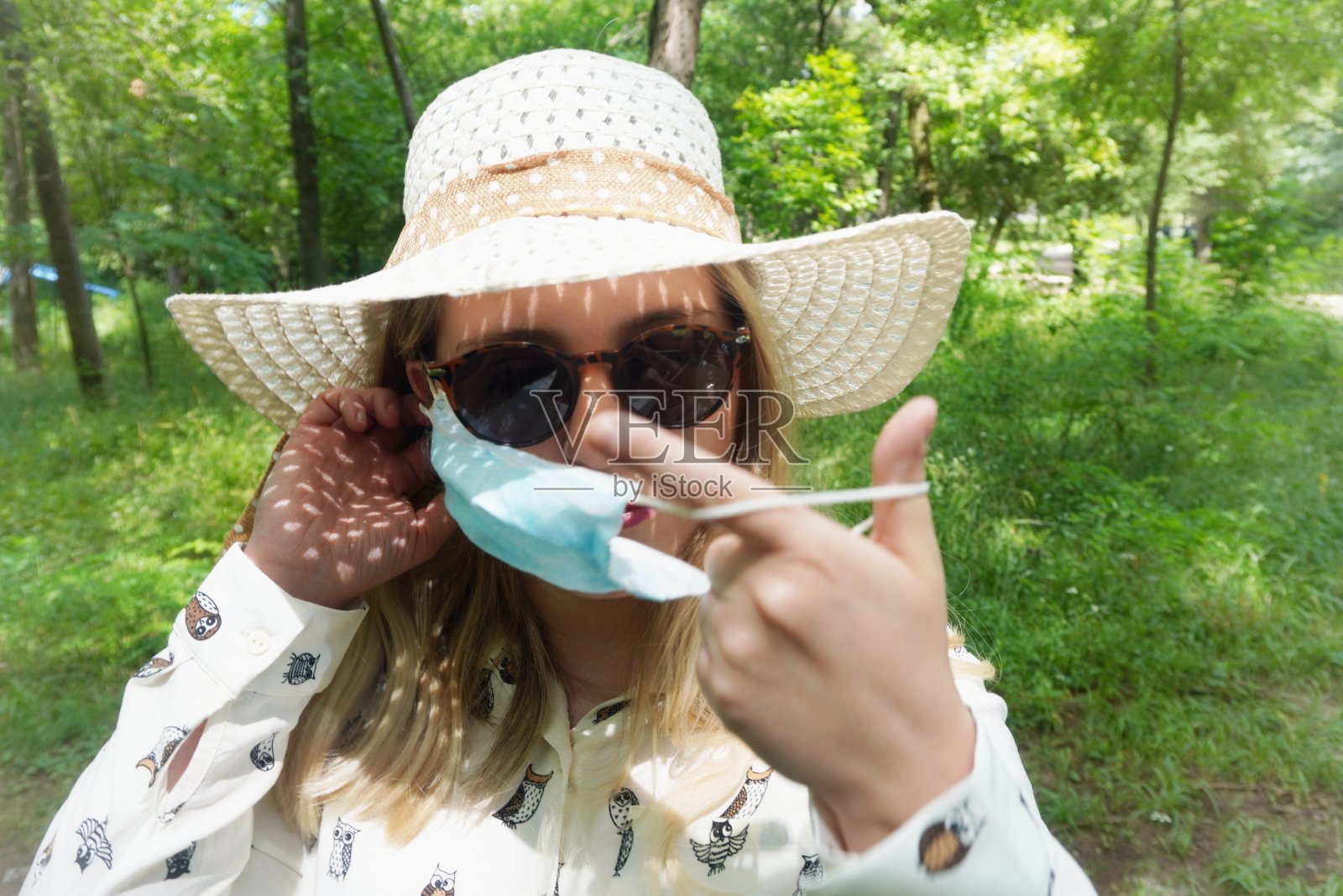 冠状病毒预防——戴口罩的女孩照片摄影图片