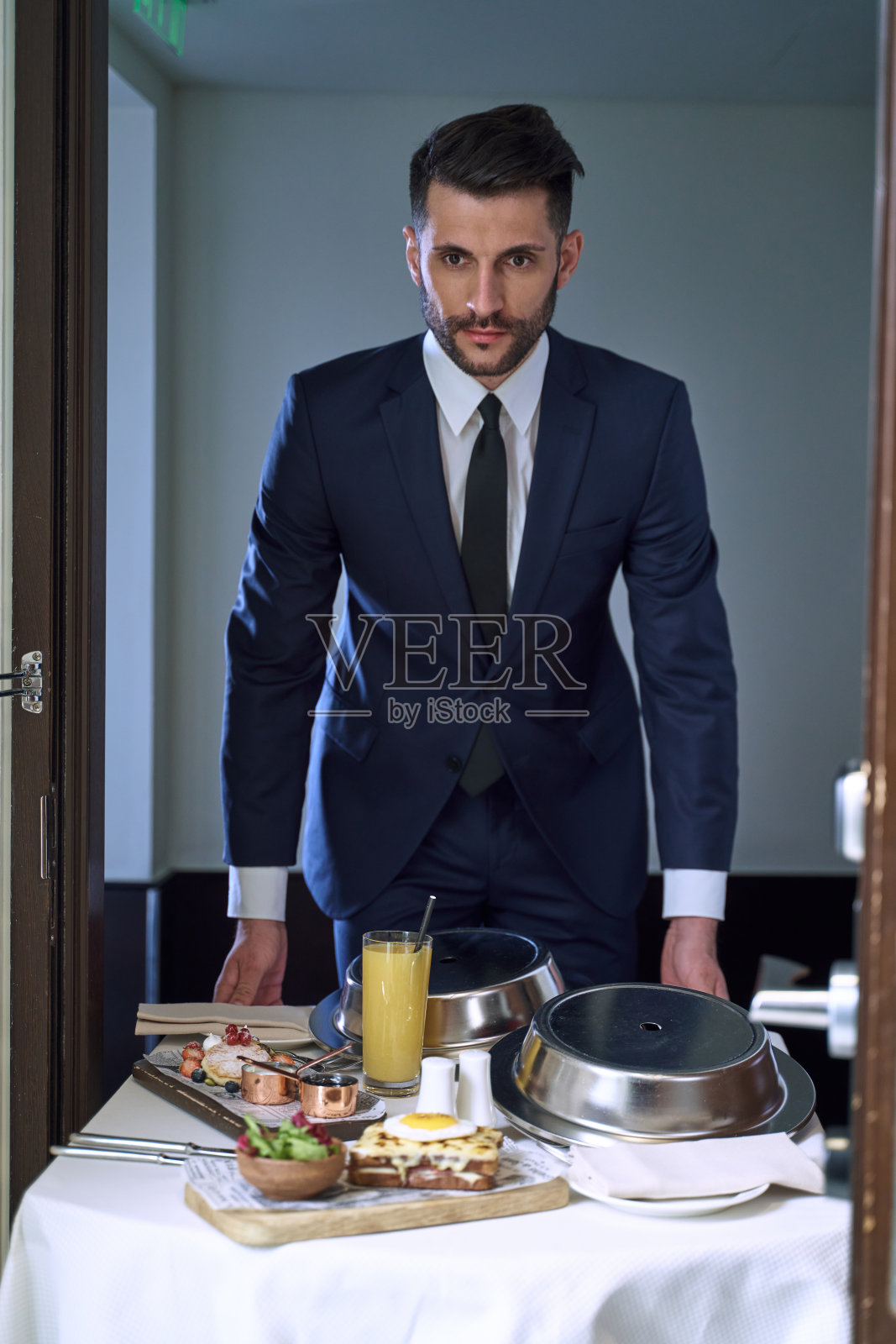 送餐是在房间里享受额外休息的极好机会照片摄影图片