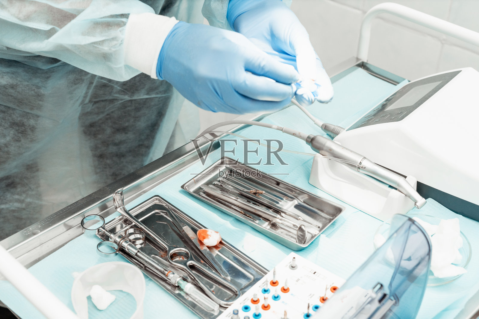 牙医工具。牙医工作场所成套设备。健康和医学。特写镜头照片摄影图片