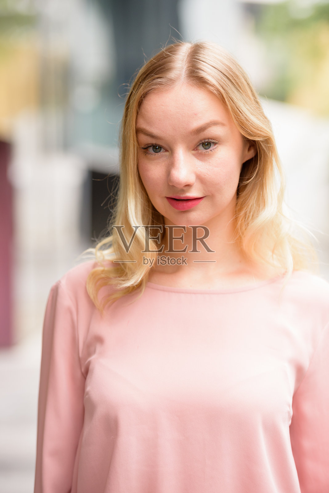 年轻美丽的金发女人在城市与自然照片摄影图片