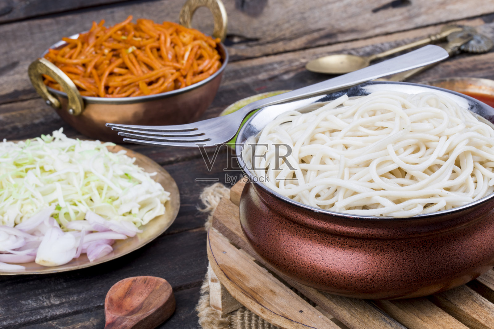 水煮炒面或客家面配酸辣酱照片摄影图片