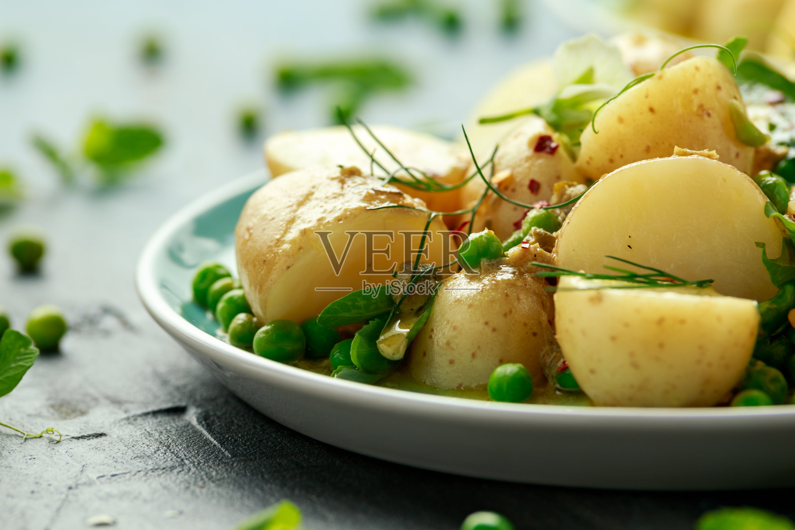 新鲜的素食嫩土豆沙拉配小毒豌豆,第戎芥末和山柑酱,配新鲜的莳萝照片摄影图片