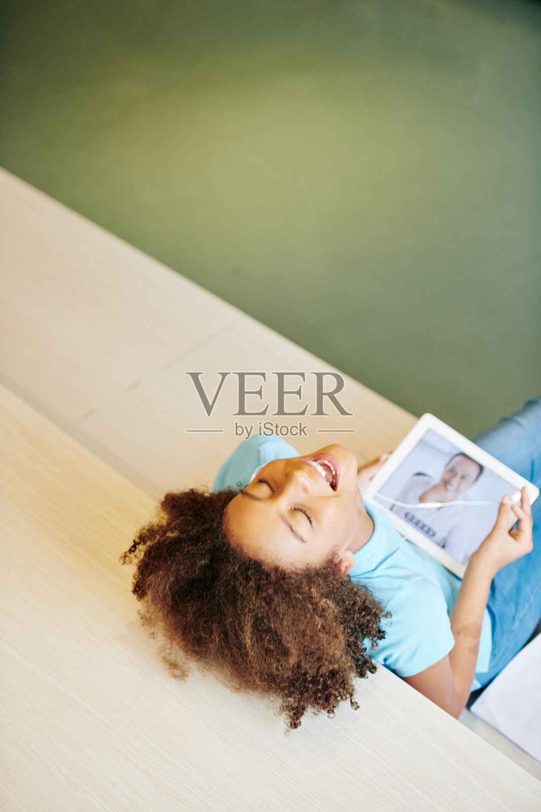 笑的少女照片摄影图片