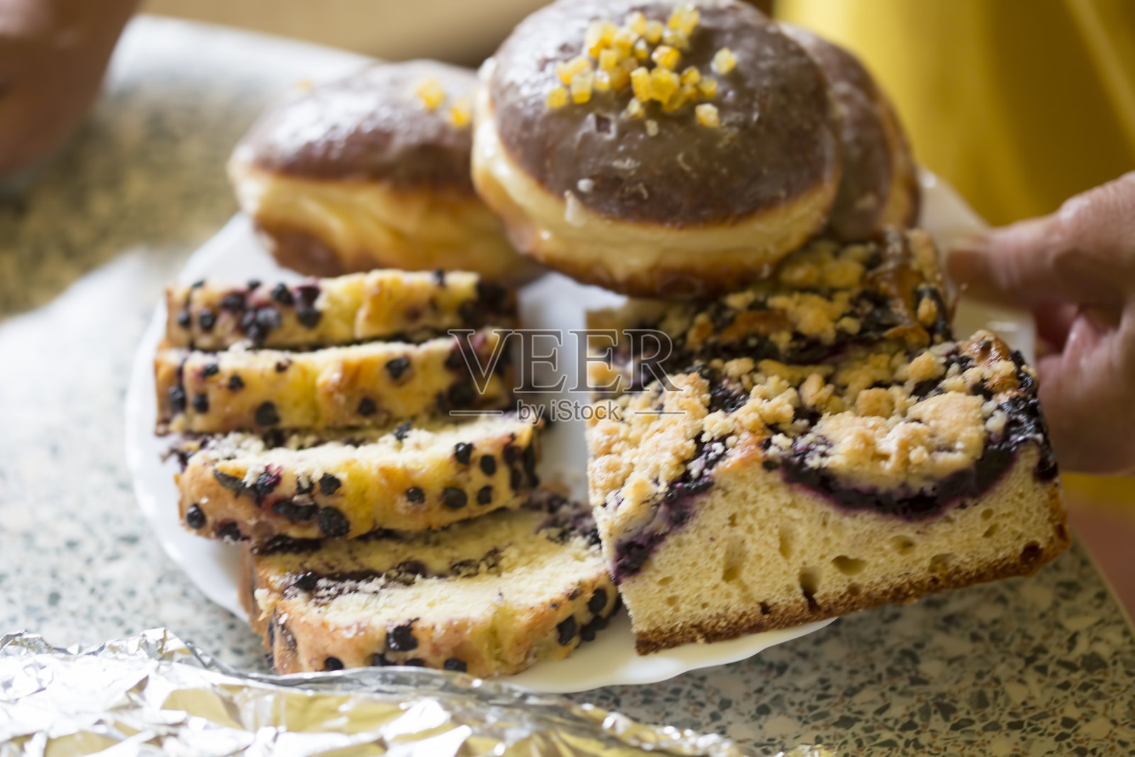 酵母蛋糕与浆果,甜甜圈,柠檬蓝莓毛毛蛋糕照片摄影图片