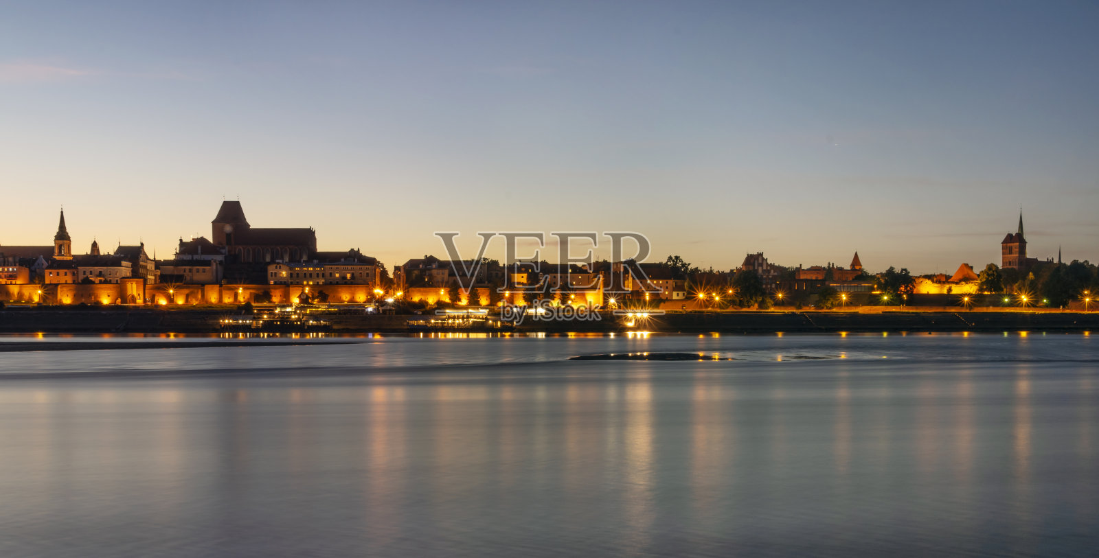 黄昏时分,在维斯瓦河对岸看到的波兰古城Toruń照片摄影图片