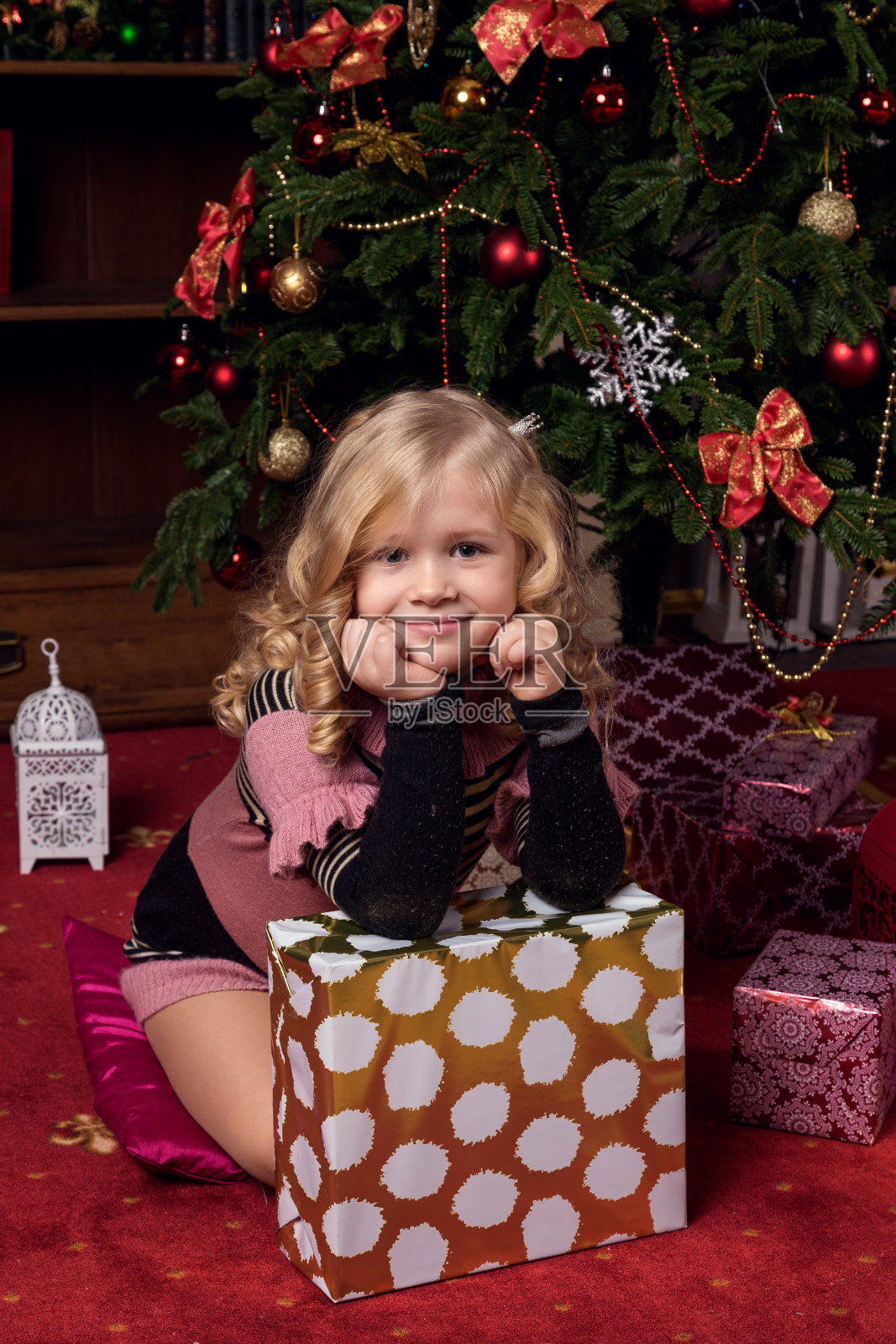 快乐的小女孩穿着礼物过圣诞节照片摄影图片