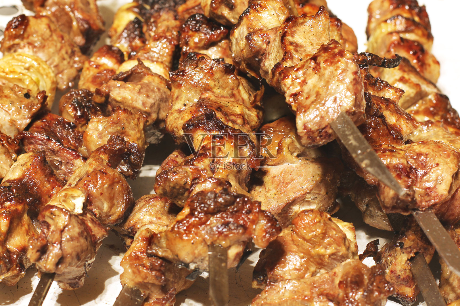 烤烤肉串。烤洋葱肉。背景从食物。猪肉照片摄影图片