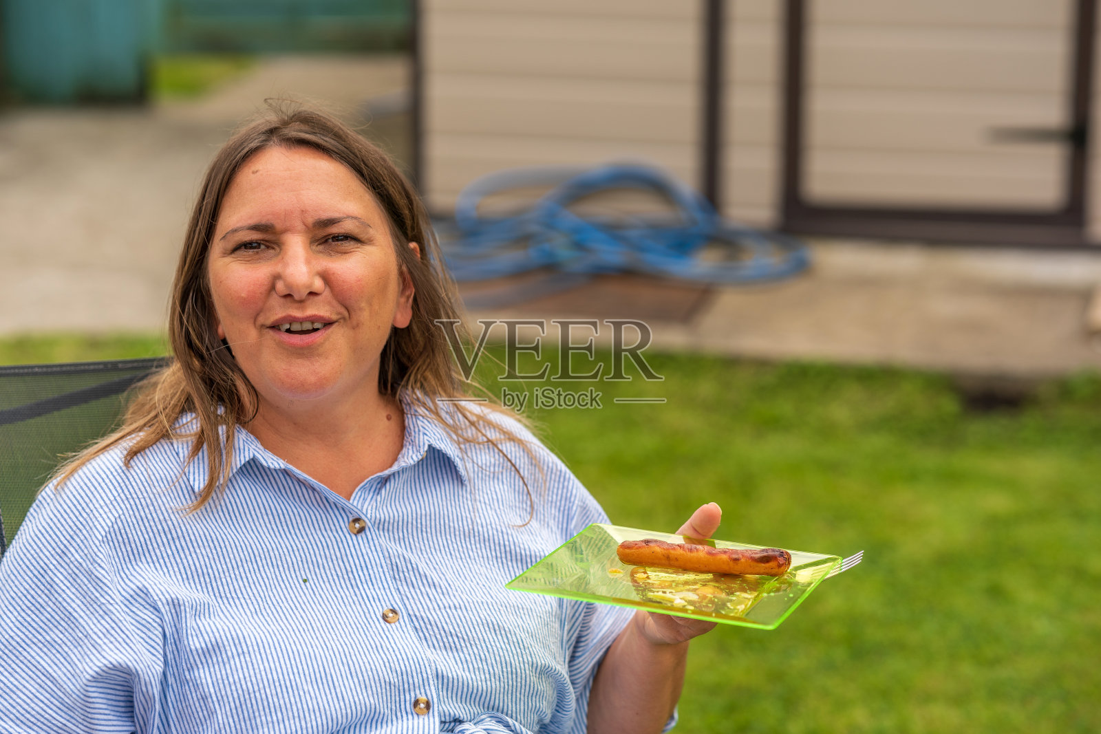 中年妇女在后院烧烤照片摄影图片